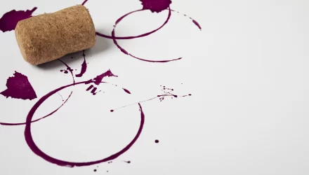 Como Retirar Manchas de Vinho de Tecidos: Dicas Práticas para Roupas e Estofados